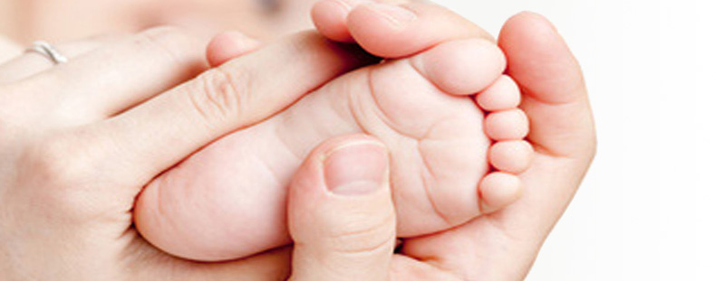 Massage de pied de bébé
